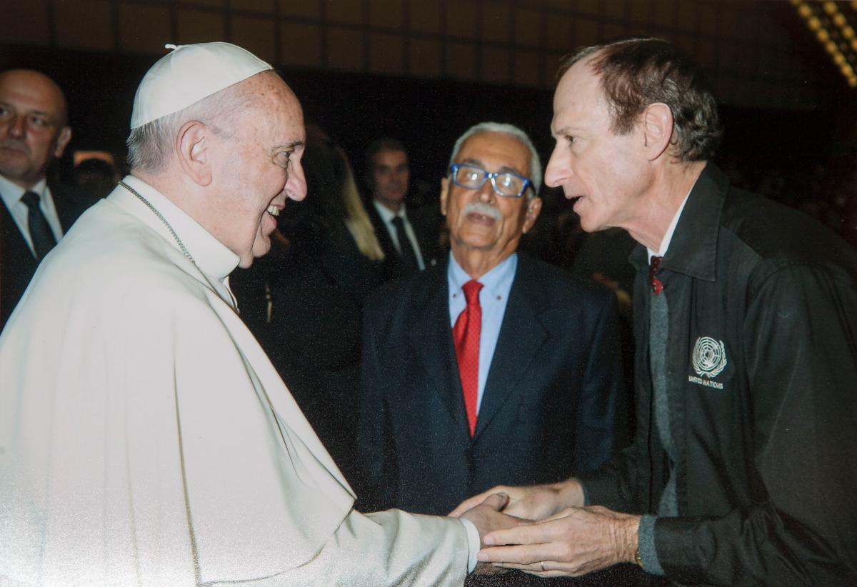 Stuart Scott esitteli kuvaa, jossa hän ja brasilialainen taloustieteilijä Clóvis Cavalcanti, kohtaavat paavi Franciscuksen Vatikaanissa.